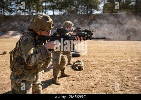 Ein US-Fallschirmjäger, dem 3. Brigade-Kampfteam, 82. Luftwaffendivision zugeteilt, greift die Ziele während einer Feuerübung in Zamość, Polen, am 21. März 2022 an. Die 82. Luftwaffe wird derzeit auf Einladung unserer polnischen Alliierten nach Polen entsandt, um unsere Bereitschaft zu verbessern und unser NATO-Bündnis zu stärken. Stockfoto