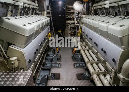 Zwei Dieselmotoren im Maschinenraum des Patrouillenschiffs HDMS Triton der Royal Danish Navy. Stockfoto