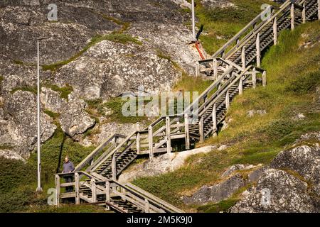 Steile Treppen, die eine Klippe in Nuuk hinaufführen, die sich auf Grönland befindet und die Hauptstadt von Grönland ist. Stockfoto