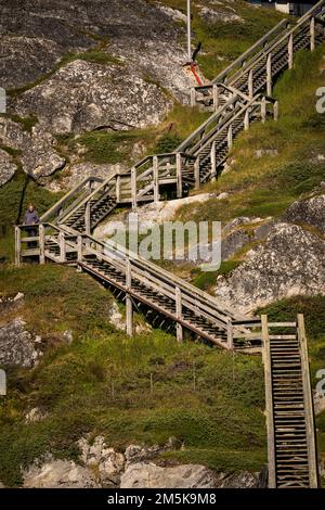 Steile Treppen, die eine Klippe in Nuuk hinaufführen, die sich auf Grönland befindet und die Hauptstadt von Grönland ist. Stockfoto