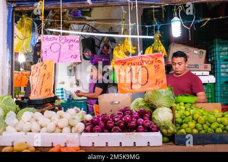 Gemüsehändler auf dem Lucas de Galvez Markt im Zentrum von Merida, Yucatan, Mexiko Stockfoto