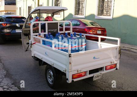 Lieferung von Mineralwasser, Merida Mexico Stockfoto