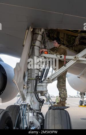 Senior Airman Brandon Hargrave, 22. Aircraft Maintenance Squadron Crew Chief, inspiziert den Luftdruck auf dem Fahrwerk eines KC-46A Pegasus vom Luftwaffenstützpunkt McConnell, Kansas, während einer Übung zum Beschäftigungskonzept (ECE) am 21. März auf dem Luftwaffenstützpunkt Morón, Spanien. Wartungs- und anderes Hilfspersonal für Flugzeuge sind für die Übung von entscheidender Bedeutung, da wertvolle Daten zur Verfügung gestellt werden, die zukünftigen Betrieb in Notfallumgebungen ermöglichen. Das Flugzeug ist eines von vier, die an der ersten KC-46-Übung zum Beschäftigungskonzept teilnehmen, die Teil der Strategie des Air Mobility Command ist, die es dem Pegasus ermöglicht, reale Missionen A zu unterstützen Stockfoto