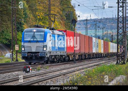 Eine Klasse-193-Lokomotive, Siemens VECTRON, von BOXXPRESS, die einen Güterzug durch Gemuenden zieht Stockfoto