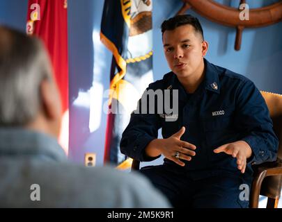 First Class Cadet Manuel Gutierrez Rodriguez, ein internationaler Kadett der United States Coast Guard Academy, nimmt am 21. März 2022 an einem Interview auf dem Campus in New London, Conn. Teil. Rodriguez wird nach der Inbetriebnahme mit der Klasse 2022, die die höchste Anzahl internationaler Studenten in der Geschichte hat, in seine Heimatnation Mexiko zurückkehren. (USA Foto der Küstenwache von Petty Officer 3. Class Matthew Thieme) Stockfoto