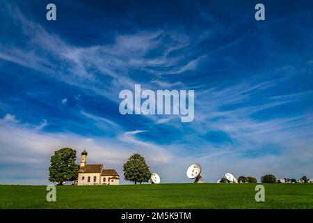 St. Johann Chapel und Parabolantenne mit Satellitenschüssel in Raisting, Deutschland Stockfoto