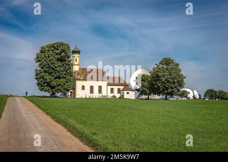 St. Johann Chapel und Parabolantenne mit Satellitenschüssel in Raisting, Deutschland Stockfoto