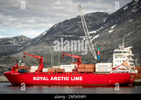 Schiffe der Royal Arctic Line im Hafen von Nuuk an der Westküste Grönlands. Stockfoto