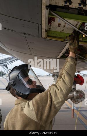 Technical Sgt. Eric Yates, 22. Aircraft Maintenance Squadron Crew Chief, lädt Treibstoff in einen KC-46A Pegasus, um ihn für den ersten Flug der Employment Concept Exercise (ECE) am 21. März 2022 auf dem Luftwaffenstützpunkt Morón, Spanien vorzubereiten. Die Übung soll die Betriebstests und -Bewertungen vorantreiben, die Qualifikation der Besatzungen erhöhen, das Personal unterstützen und die Nachhaltigkeit von Flugzeugen stärken. Das Flugzeug ist eines von vier, die an der ersten KC-46-Übung zum Beschäftigungskonzept teilnehmen, die Teil der Strategie des Air Mobility Command ist, die es der Pegasus ermöglicht, Missionen aus der Praxis zu unterstützen und ihre Fähigkeiten zu bewerten Stockfoto