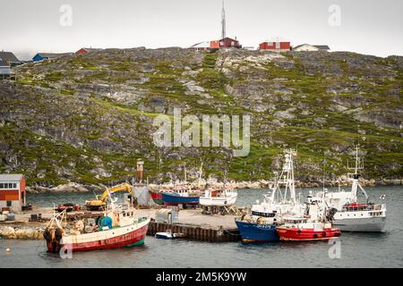 Fischerboote im Hafen von Nuuk, Grönland. Stockfoto