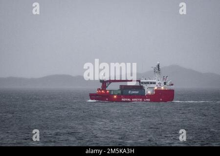 Ein Schiff der Royal Arctic Line, das den Hafen von Nuuk an der Westküste Grönlands verlässt. Stockfoto