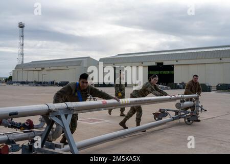 Flugzeuge, die dem Luftwaffenkommando und dem Luftwaffenkommando zugeteilt sind, bewegen einen Pantograph, nachdem sie einen KC-46A Pegasus während einer Übung des Beschäftigungskonzepts (ECE) am Montag, den 21. März, im Luftwaffenstützpunkt Morón, Spanien betankt haben. Der Stromabnehmer ist ein tragbares Gerät zum Betanken von Flugzeugen aus unterirdischen Rohren, das eine schnelle Betankung ermöglicht und den Bedarf an speziellen Tankfahrzeugen minimiert. Stockfoto