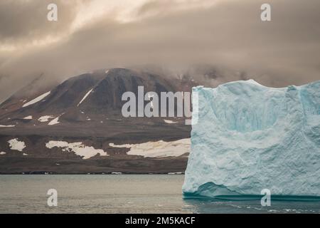 Berge in der Abenddämmerung am nördlichen Ufer von Bylot Island, Nunavut, Kanada. Stockfoto