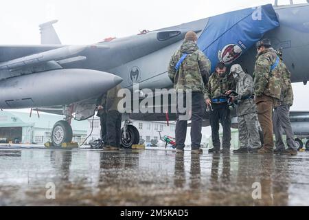 Besatzungsleiter, die der 18. Aircraft Maintenance Unit, Kadena Air Base, Japan, zugeteilt sind, bereiten am ersten Tag des Tsuiki Aviation Training Relocation Program, 22. März 2022, mehrere F-15C Eagles für den Flug auf dem Tsuiki Air Base, Japan, vor. TATR ist das Ergebnis des Fahrplans der USA und Japans für die Umsetzung der Neuausrichtung vom Mai 2006, eines bilateralen Programms, das darauf abzielt, die Betriebsbereitschaft zu erhöhen und die Interoperabilität zu verbessern. Stockfoto