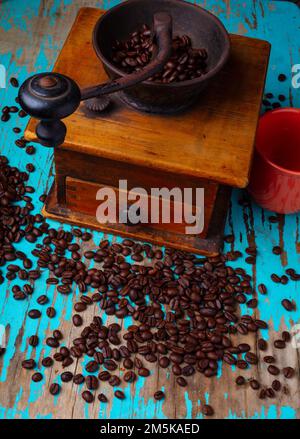 Kaffeemühle Auf Altblauem Tisch Still Life Stockfoto