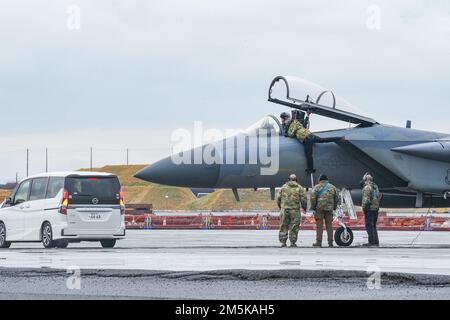 Besatzungsleiter, die der 18. Aircraft Maintenance Unit, Kadena Air Base, Japan, zugeteilt sind, bereiten am ersten Tag des Tsuiki Aviation Training Relocation-Programms am 22. März 2022 mehrere F-15C Eagles für den Flug vor. TATR ist das Ergebnis des Fahrplans der USA und Japans für die Umsetzung der Neuausrichtung vom Mai 2006, eines bilateralen Programms, das darauf abzielt, die Betriebsbereitschaft zu erhöhen und die Interoperabilität zu verbessern. Stockfoto