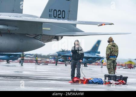 Besatzungsleiter, die der 18. Aircraft Maintenance Unit, Kadena Air Base, Japan, zugeteilt sind, bereiten am ersten Tag des Tsuiki Aviation Training Relocation-Programms am 22. März 2022 mehrere F-15C Eagles für den Flug vor. TATR ist das Ergebnis des Fahrplans der USA und Japans für die Umsetzung der Neuausrichtung vom Mai 2006, eines bilateralen Programms, das darauf abzielt, die Betriebsbereitschaft zu erhöhen und die Interoperabilität zu verbessern. Stockfoto