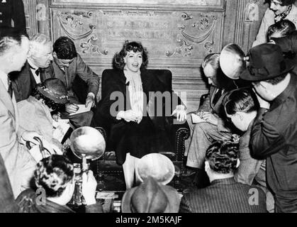 GRETA GARBO war von Pressefotografen und Journalisten an Bord des Schiffes umgeben, als sie im Mai 1936 von einem Urlaub in Europa nach New York kam Stockfoto