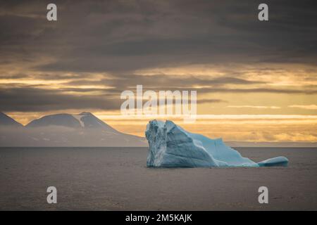 Berge in der Abenddämmerung am nördlichen Ufer von Bylot Island, Nunavut, Kanada. Stockfoto