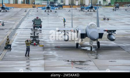 Ein Besatzungschef, der der 18. Flugzeugwartungseinheit, dem Luftwaffenstützpunkt Kadena, Japan, zugeteilt ist, startet einen F-15C Eagle auf der Fluglinie des Luftwaffenstützpunktes Tsuiki, 22. März 2022. Das Flugzeug kam in Fukuoka für das Umsiedlungsprogramm für Flugschulungen an, das die Betriebsbereitschaft erhöht und die Interoperabilität mit unseren japanischen Verbündeten verbessert. Stockfoto