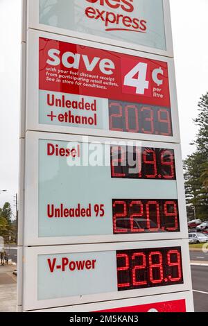 Shell-Tankstelle in Sydney, Australien, zeigt Preise pro Liter für Diesel, bleifreies Benzin, Ethanol und V-Kraftstoffe, NSW, Australien Stockfoto