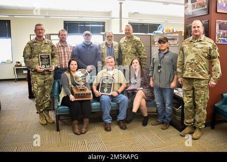 Die Tennessee National Guard's Construction and Facilities Management Office wurde am 3. Februar mit mehreren Auszeichnungen für herausragende Leistungen im Umwelt- und Naturschutzbereich ausgezeichnet. Die Auszeichnungen umfassen die Trophäe „Umweltverantwortung 2021“ und das Programm „Beste regionale Installationen“ für den Schutz natürlicher Ressourcen. Stellvertretender Generaladjutant von Tennessee, Armee, Brigade. General Warner A. Ross II, posiert für ein Foto, März 9, mit Mitgliedern des CFMO und ihrem Umweltprogramm Team. Stockfoto