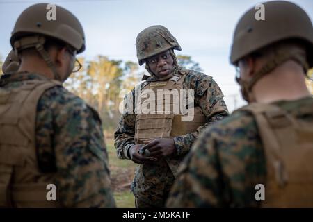 USA Marine Corps CPL. Abdoukarim Sy, ein Motortransportunternehmen mit dem Combat Logistics Battalion 6, Combat Logistics Regiment 2, 2. Marine Logistics Group, überprüft die Beschäftigung einer Granate von M67 mit Marines vom Combat Logistics Battalion 451, 4. Marine Logistics Group während eines Schießplatzes für scharfe Feuergranaten in Camp Lejeune; North Carolina, 22. März 2022. Marines und Matrosen mit CLB-451 nehmen an jährlichen Schulungen und Demobilisierungen Teil, die durch die Marines of Combat Logistics Regiment 2, 2. Marine Logistics Group erleichtert werden. Stockfoto