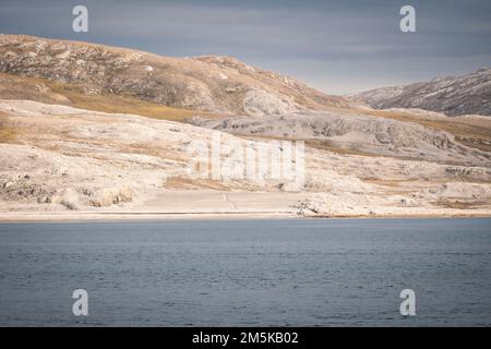 Ufer des Admiralty Inlet am westlichen Ende der Baffin Island in der östlichen Arktis Kanadas. Stockfoto