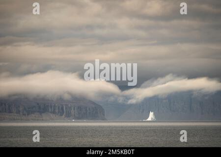 Eisberg an der Küste von Admiralty Inlet am westlichen Ende der Baffin Island in der östlichen Arktis Kanadas. Stockfoto