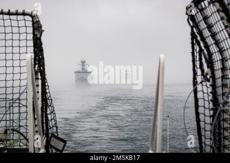 HDMS Triton und USCGC Bear folgen HMCS Margaret Brooke im Nebel aus dem Hafen von Halifax zu Beginn der Operation Nanook 2022. Stockfoto