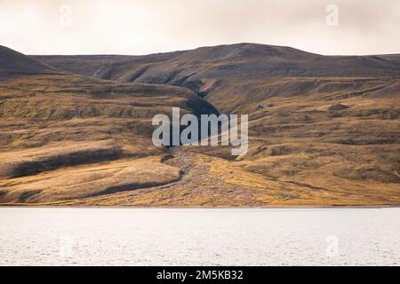 Ufer des Admiralty Inlet am westlichen Ende der Baffin Island in der östlichen Arktis Kanadas. Stockfoto