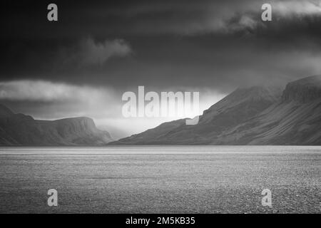 Ufer des Admiralty Inlet am westlichen Ende der Baffin Island in der östlichen Arktis Kanadas. Stockfoto