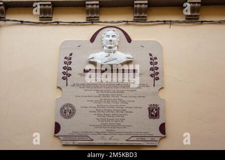 Gedenktafel zum Gedenken an den britischen General Sir John Moore, der 1808 sein Hauptquartier in diesem Haus in der Nähe der Astorga Kathedrale hatte. Später kämpfte und starb Moore im Kampf von La Coruña im Januar 1809 gegen die Armee Napoleons. Stockfoto
