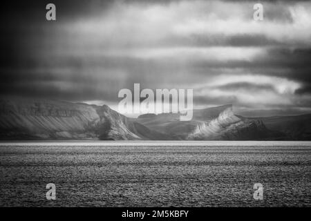 Ufer des Admiralty Inlet am westlichen Ende der Baffin Island in der östlichen Arktis Kanadas. Stockfoto