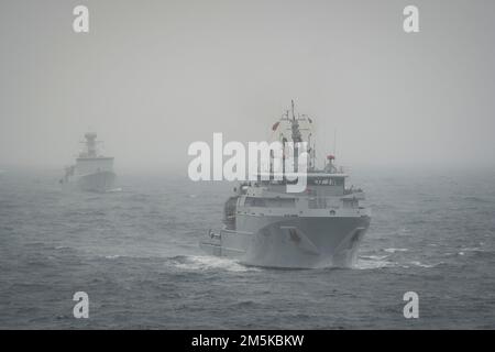 Patrouillenschiffe FS Rhone und HDMS Triton im Nebel auf See, die während der Operation Nanook 2022 Halifax, Neuschottland, verlassen. Stockfoto