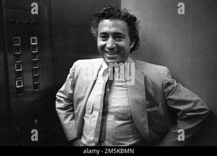 Michael A. Vaccaro, besser bekannt als Tony Vaccaro, im Aufzug im Look Magazine Gebäude in NYC, 1969 Stockfoto