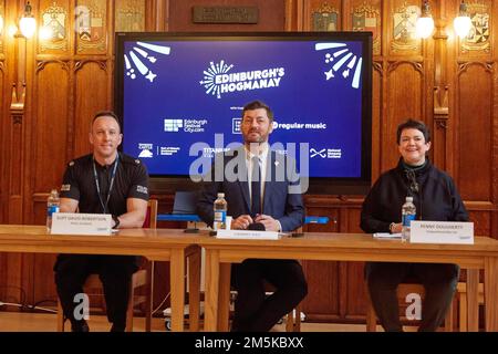 Edinburgh, Großbritannien, 29. Dezember 2022. Superintendent David Robertson von Police Scotland, verantwortlich für Sicherheit, Cammy Day, Leiter des Stadtrats von Edinburgh, Penny Dougherty von Unique Assembly Ltd, verantwortlich für die Planung der Veranstaltung. Brian Wilson/Alamy Live News. Stockfoto