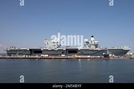 220920-N-CJ603-1083 NORFOLK (20. September 2022)— Britische Royal Navy Flugzeugträger HMS Queen Elizabeth (RO8) Häfen am Pier 12 in der Norfolk Naval Station, 20. September 2022. Queen Elizabeth nimmt in Norfolk Teil, bevor sie an einer geplanten Konferenz in New York teilnimmt. (USA Marinebild von Mass Communication Specialist 3. Class Amber Speer) Stockfoto