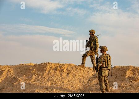 USA Soldaten der Alpha-Kompanie zugeteilt, 1. Bataillon, 125. Infanterie-Regiment, 37. Infanterie-Brigaden-Kampfteam, Task Force Reaper, kombinierte Joint Task Force - Operation inhärent Resolve, Sicherheit bei der Durchführung von Entfernungsoperationen, Luftwaffenstützpunkt Al Asad, 21. Dezember 2022. Fortlaufende Reichweitenoperationen tragen dazu bei, die Leistungsfähigkeit und Einsatzbereitschaft der Einheit bei der Durchführung von Basisoperationen aufrechtzuerhalten. (USA Armeefoto von Sergeant Julio Hernandez) Stockfoto