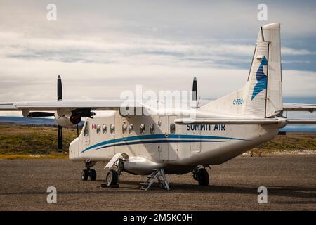 Dornier 228 Flugzeug von Summit Air am Boden in Pond Inlet auf Baffin Island, Nunavut, Nordkanada. Stockfoto