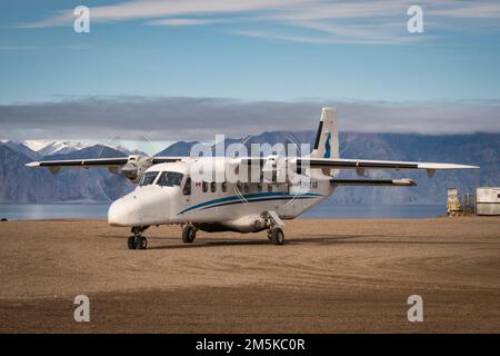 Dornier 228 Flugzeug von Summit Air am Boden in Pond Inlet auf Baffin Island, Nunavut, Nordkanada. Stockfoto