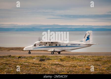 Dornier 228 Flugzeug von Summit Air am Boden in Pond Inlet auf Baffin Island, Nunavut, Nordkanada. Stockfoto