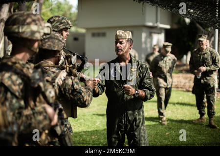 USA Navy Admiral John Aquilino, Kommandeur des US-amerikanischen Indo-Pacific-Kommandos, Faust-Stoß gegen die USA Marine mit 3. Bataillon, 11. Marineregiment, India Battery verbunden mit 3. Bataillon, 7. Marineregiment, Marine Rotational Force - Darwin (MRF-D) 22, während einer Begrüßung zur Landeszeremonie und zu den Fähigkeiten in Robertson Barracks, Darwin, NT, Australien, März 23, 2022. Admiral Aquilino war Ehrengast bei der Zeremonie, bei der er Marines von MRF-D 22 und Personal der australischen Verteidigungskräfte über die Stärke und Bedeutung der USA ansprach - Australische Allianz. Stockfoto