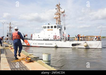 USA Küstenwache Petty Officer 1. Klasse Ian Walter, Left, und Petty Officer 3. Klasse Hunter Parker, beide dem Küstenwachensektor Jacksonville, Florida, zugewiesen, erhalten schwere Linien von der Crew der Küstenwache Cutter Tarpon nach Ankunft in Sektor Jacksonville, 22. März 2022. Die Tarpon ist ein 87-Fuß-Patrouillenboot der Marine-Schutzklasse, das in der Lage ist, Such- und Rettungsaktionen, Strafverfolgung, Fischereipatrouillen, Drogenverbot, Sperrung illegaler Einwanderer und Heimatschutzaufgaben bis zu 200 Meilen vor der Küste durchzuführen. Stockfoto