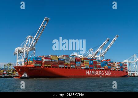 Oakland, CA, USA - 22. Juni 2021: Nahaufnahme von Frachtcontainern auf einem voll beladenen Containerschiff in der Oakland-San Francisco Bay Area. Stockfoto