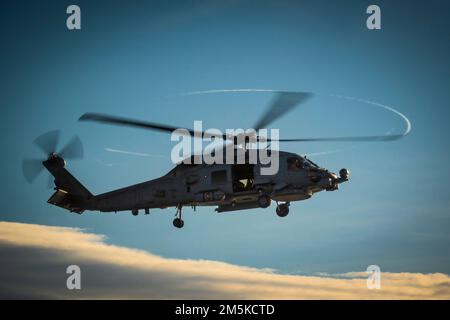 Dänischer MH-60R Seahawk-Hubschrauber vom grönländischen Patrouillenschiff HDMS Triton während der Operation Nanook der Royal Canadian Navy im August 2022. Stockfoto