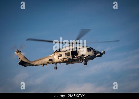 Dänischer MH-60R Seahawk-Hubschrauber vom grönländischen Patrouillenschiff HDMS Triton während der Operation Nanook der Royal Canadian Navy im August 2022. Stockfoto