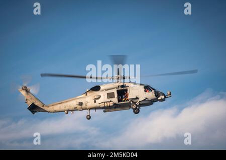 Dänischer MH-60R Seahawk-Hubschrauber vom grönländischen Patrouillenschiff HDMS Triton während der Operation Nanook der Royal Canadian Navy im August 2022. Stockfoto