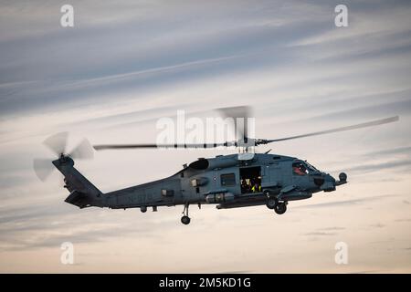 Dänischer MH-60R Seahawk-Hubschrauber vom grönländischen Patrouillenschiff HDMS Triton während der Operation Nanook der Royal Canadian Navy im August 2022. Stockfoto