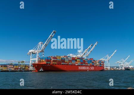 Oakland, CA, USA - 22. Juni 2021: Nahaufnahme von Frachtcontainern auf einem voll beladenen Containerschiff in der Oakland-San Francisco Bay Area. Stockfoto